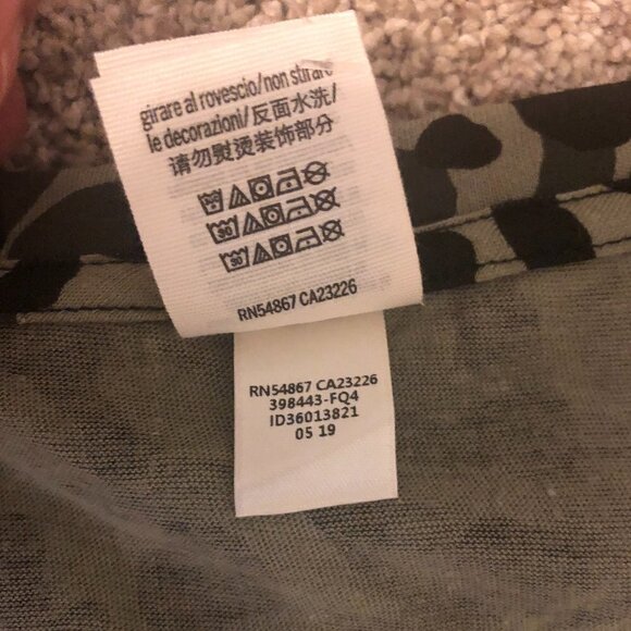 PINK Tee Shirt Women's Size Medium Green Camo Short Sleeve Print V-Neck NWT - Picture 8 of 10